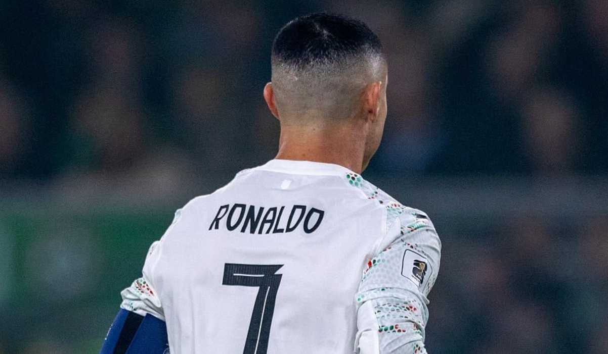 Cristiano Ronaldo meninggalkan lapangan usai diganjar kartu merah Cristiano Ronaldo meninggalkan lapangan usai diganjar kartu merah