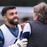 Legenda Setan Merah Punya Andil Besar Bawa Arsenal ke Puncak Klasemen Liga Inggris David Raya bercanda dengan Gabriel Heinze di sesi latihan Arsenal