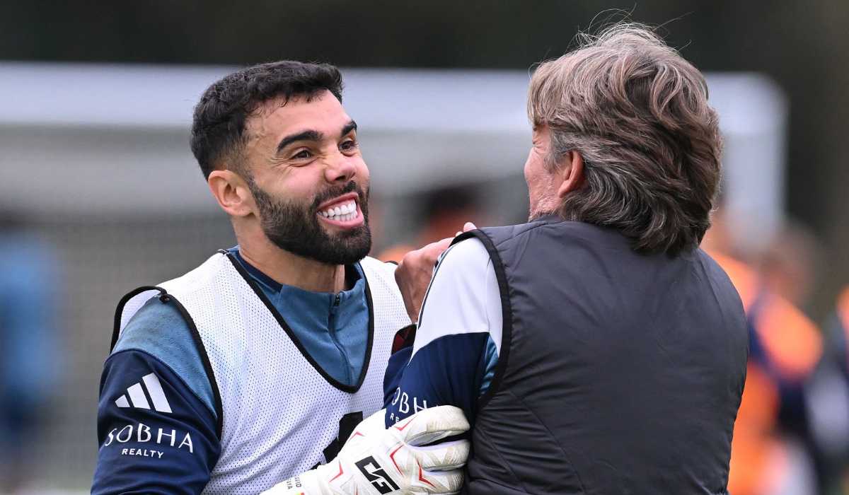 David Raya bercanda dengan Gabriel Heinze di sesi latihan Arsenal