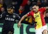 Dean James berebut bola dengan Lorenz Assignon di laga Go Ahead Eagles vs Stuttgart