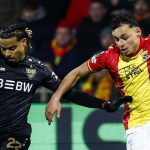 Dean James Tampil 90 Menit, 88 Umpan Sukses Saat Go Ahead Eagles Dibantai Stuttgart 4-0 Dean James berebut bola dengan Lorenz Assignon di laga Go Ahead Eagles vs Stuttgart