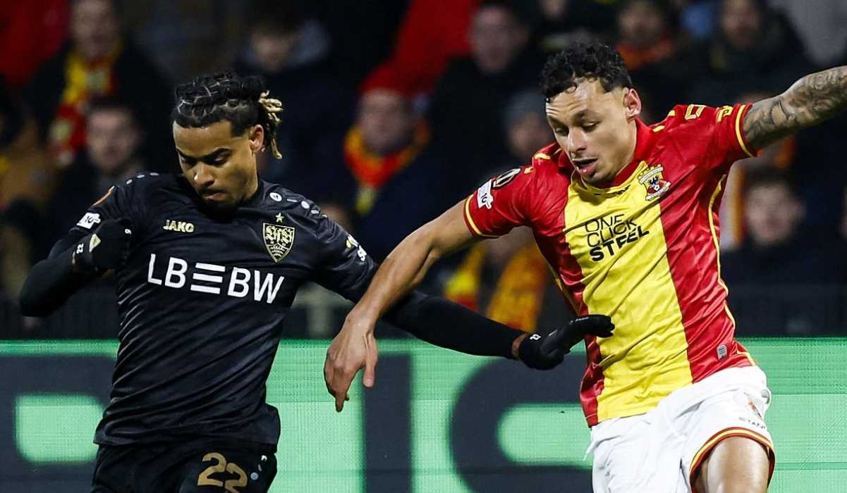 Dean James berebut bola dengan Lorenz Assignon di laga Go Ahead Eagles vs Stuttgart