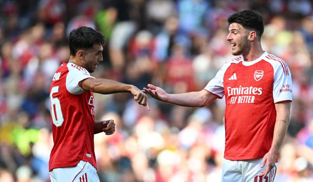 Declan Rice berbicara dengan Martin Zubimendi di laga Arsenal vs Athletic Bilbao