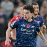 Real Madrid Siapkan Dana Rp 4,8 Triliun untuk Datangkan Rice dan Barcola pada 2026 Declan Rice menggiring bola di laga Sunderland vs Arsenal