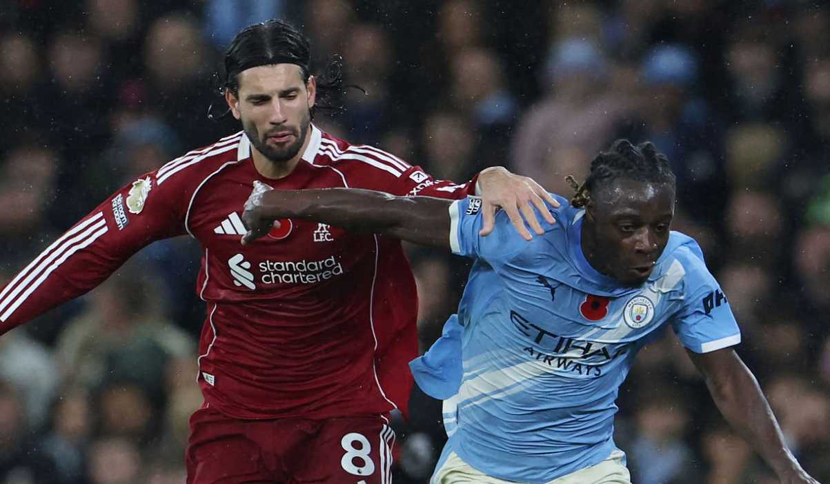 Dominik Szoboszlai mencoba menghentikan lari Jeremy Doku