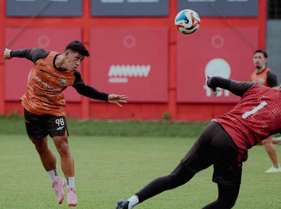 Eksel Runtukahu dalam Sesi Latihan Persija Jelang Bertemu Arema FC di Pekan ke-12