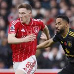 Ruben Amorim Ingin Perkuat Lini Tengah, Gelandang Rp 2,6 Triliun Jadi Target Utama Elliot Anderson membawa bola melewati Matheus Cunha