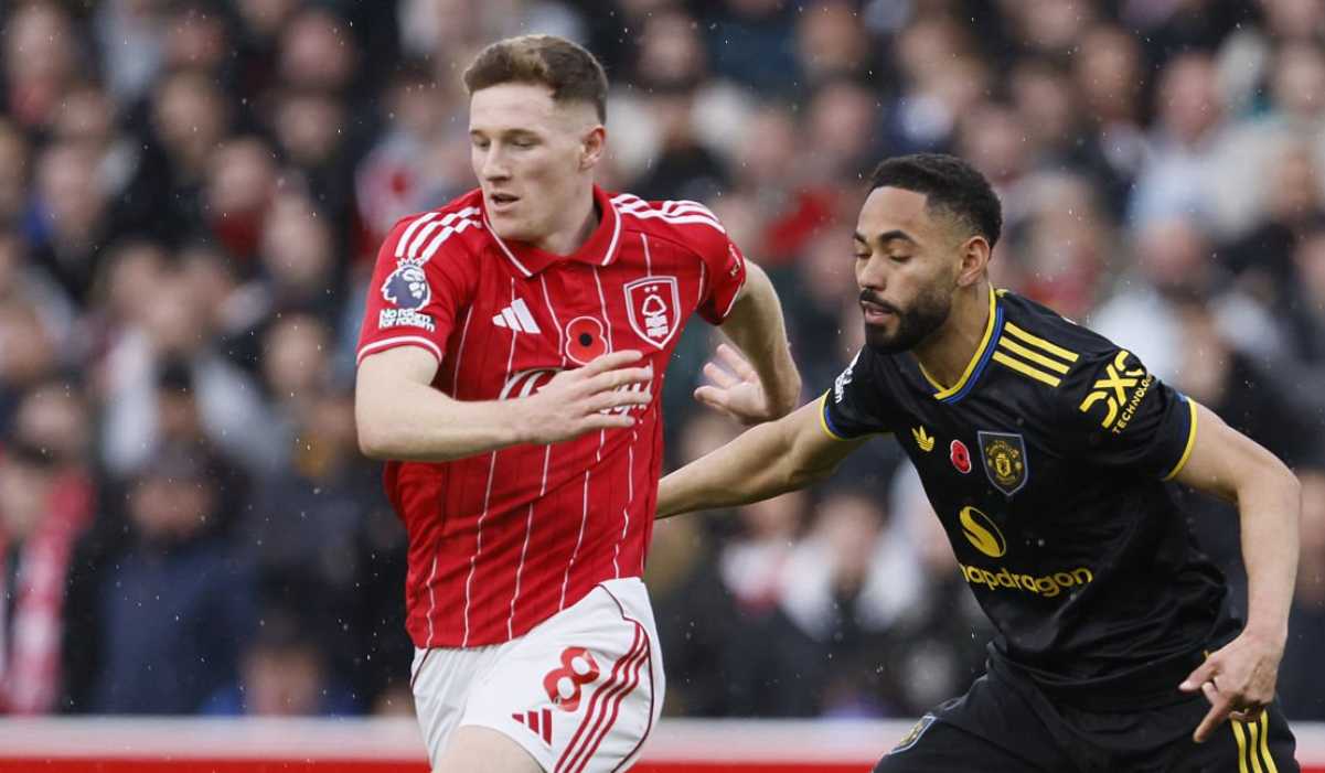 Elliot Anderson membawa bola melewati Matheus Cunha