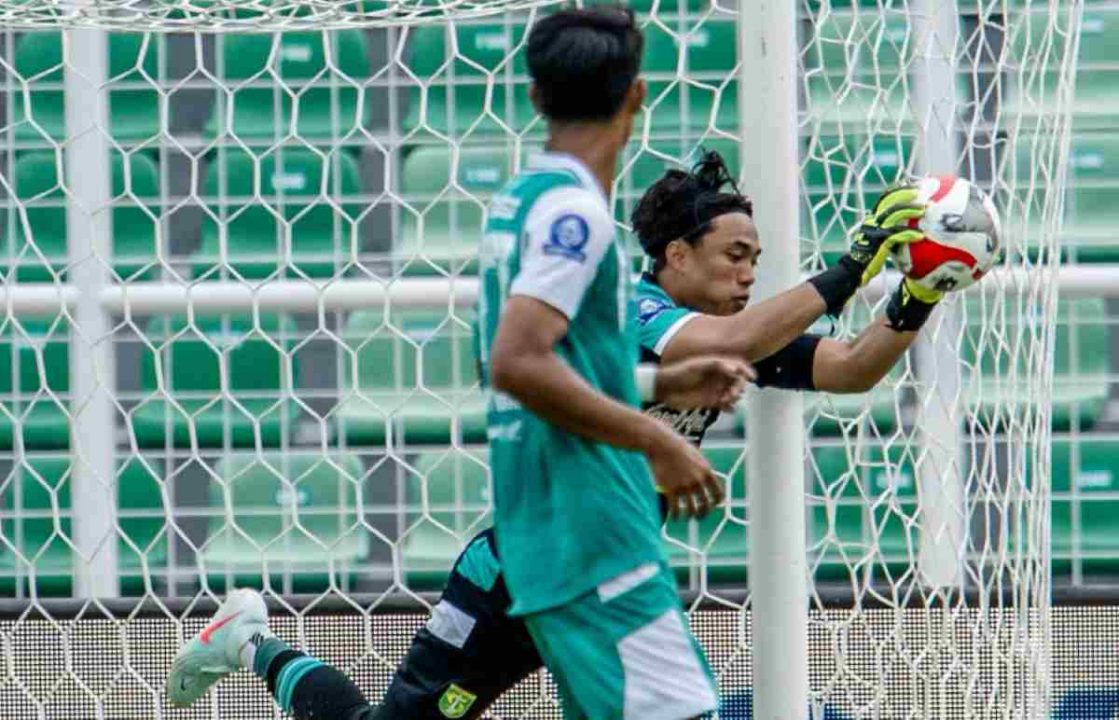 Ernando Ari Saat Lakukan Penyelamatan Gemilang di Laga Bhayangkara FC vs Persebaya