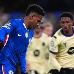 Estevao berusaha melewati Alejandro Balde