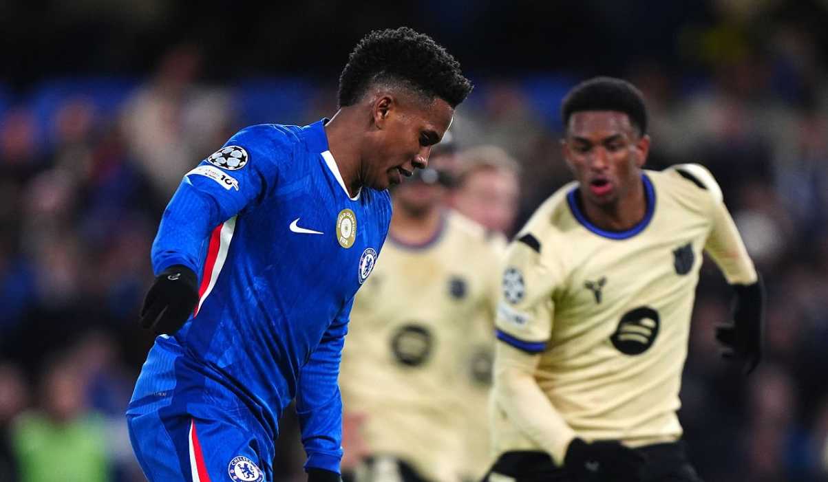 Estevao berusaha melewati Alejandro Balde