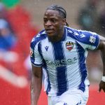 Etta Eyong berlari mengejar bola di laga Mallorca vs Levante