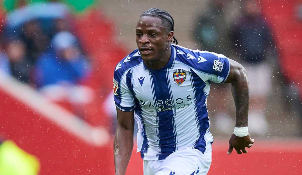 Etta Eyong berlari mengejar bola di laga Mallorca vs Levante Etta Eyong berlari mengejar bola di laga Mallorca vs Levante