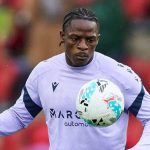 Etta Eyong melakukan pemanasan dengan bola sebelum pertandingan