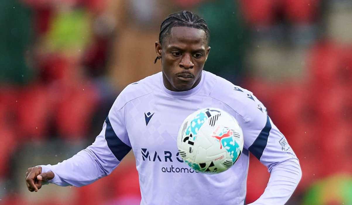 Etta Eyong melakukan pemanasan dengan bola sebelum pertandingan Etta Eyong melakukan pemanasan dengan bola sebelum pertandingan