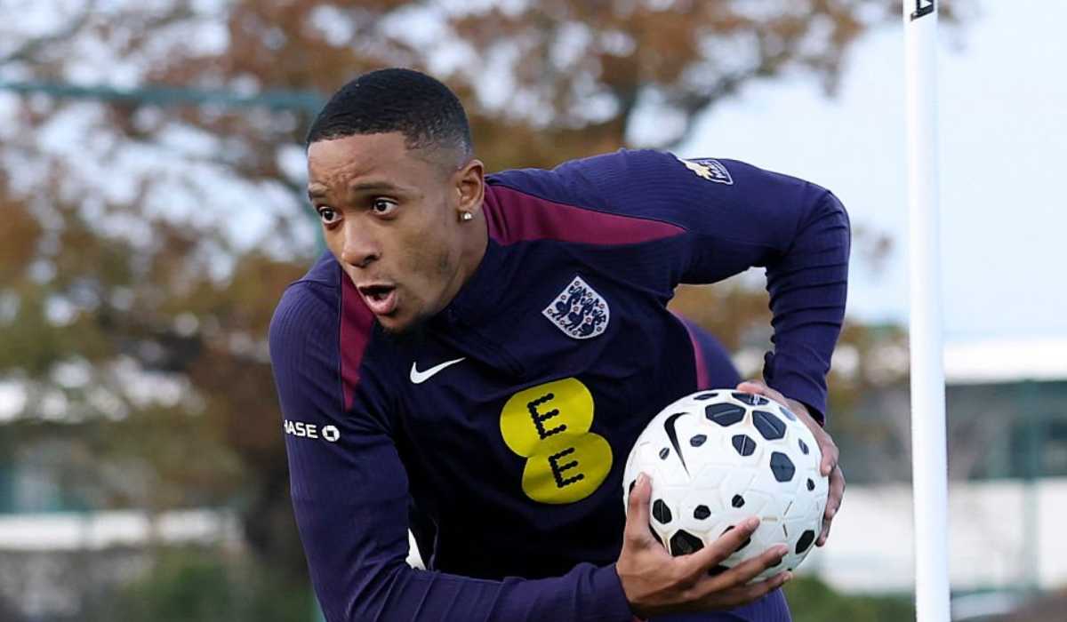 Ezri Konsa berlatih di sesi latihan timnas Inggris Ezri Konsa berlatih di sesi latihan timnas Inggris