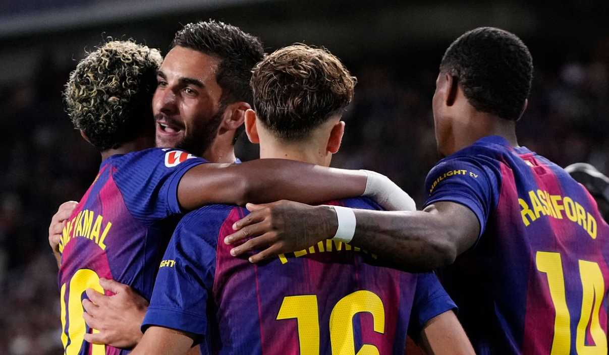 Ferran Torres merayakan golnya bersama rekan-rekannya di Barcelona Ferran Torres merayakan golnya bersama rekan-rekannya di Barcelona