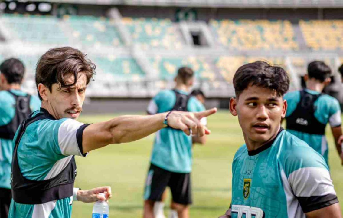 Francisco Rivera dalam Sesi Latihan Persebaya Jelang Menjamu Arema FC