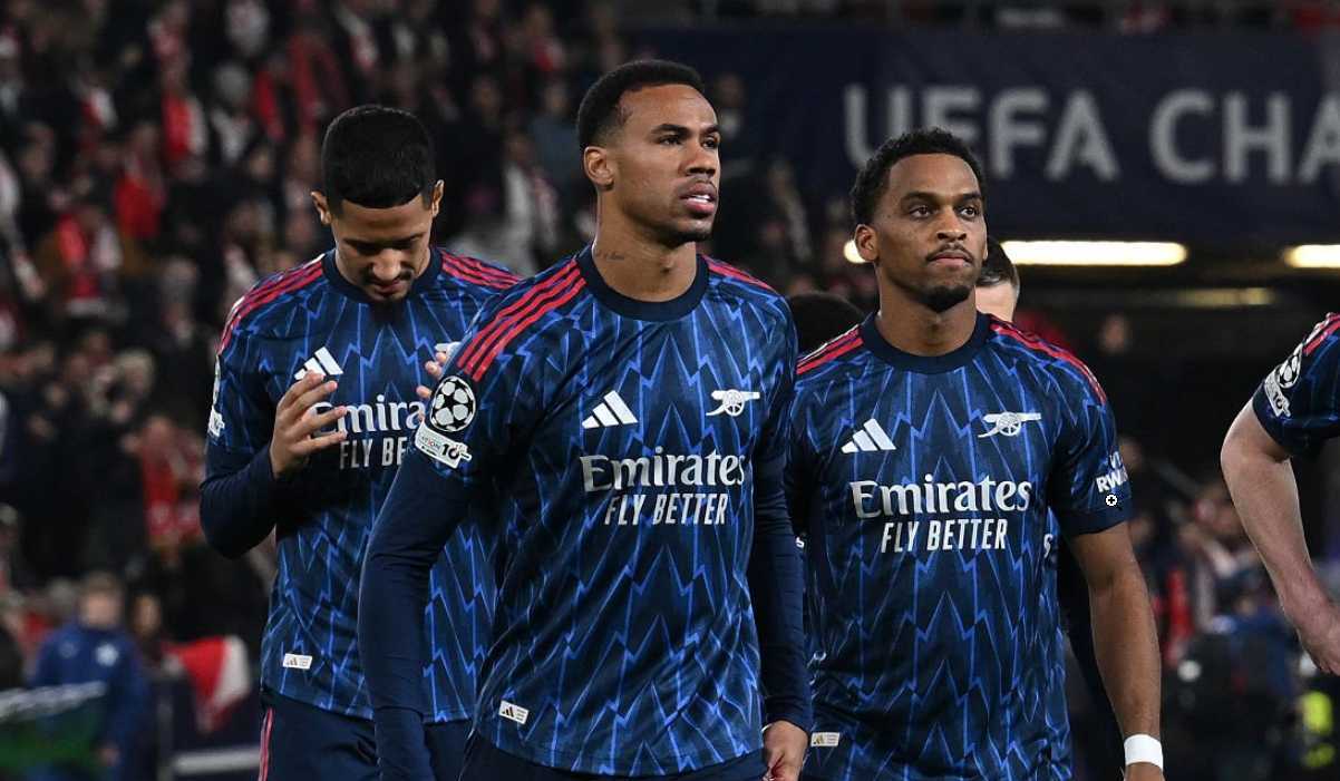 Gabriel, Jurrien Timber, dan William Saliba berjalan bersama Gabriel, Jurrien Timber, dan William Saliba berjalan bersama