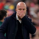 Slot Akui Tidurnya Terganggu Usai Kekalahan, Tapi Tetap Andalkan Skuad yang Ada Gestur Arne Slot usai Liverpool dikalahkan PSV Eindhoven