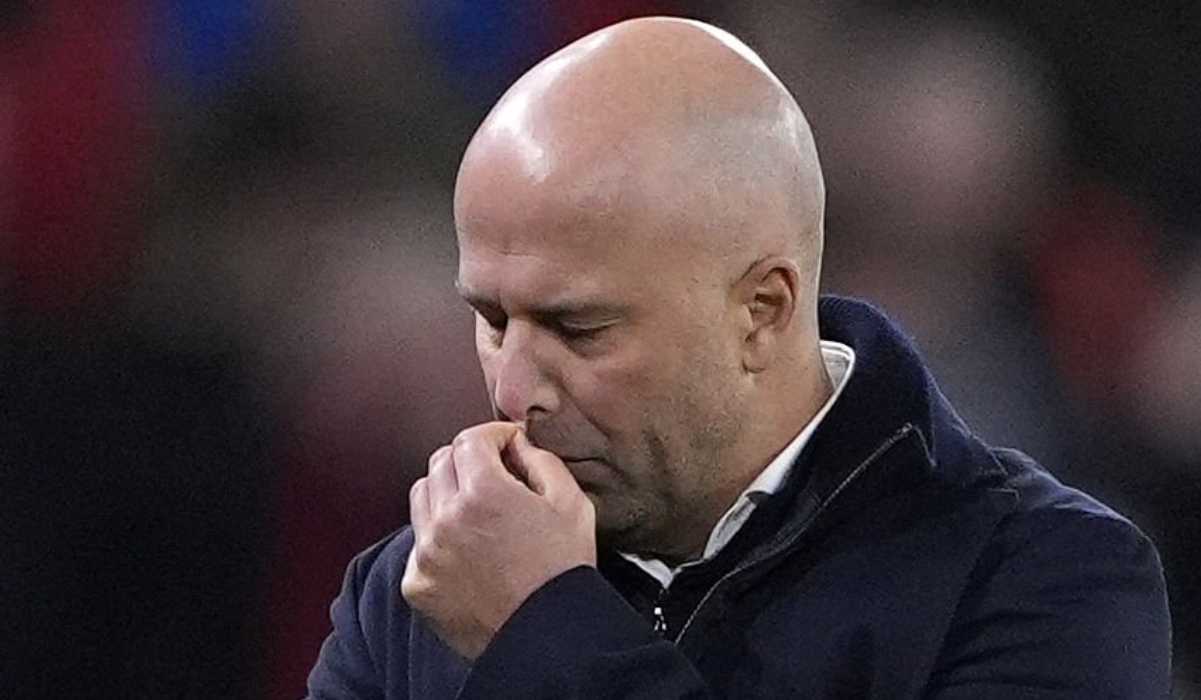 Gestur Arne Slot usai kekalahan Liverpool dari Nottingham Forest