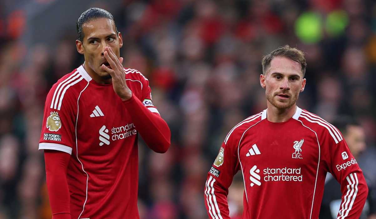 Gestur Virgil van Dijk dan Alexis Mac Allister di laga Liverpool vs Nottingham Forest