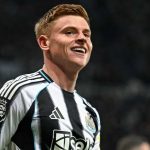 Harvey Barnes merayakan golnya ke gawang Manchester City
