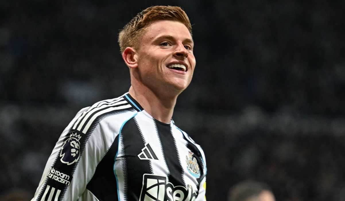 Harvey Barnes merayakan golnya ke gawang Manchester City