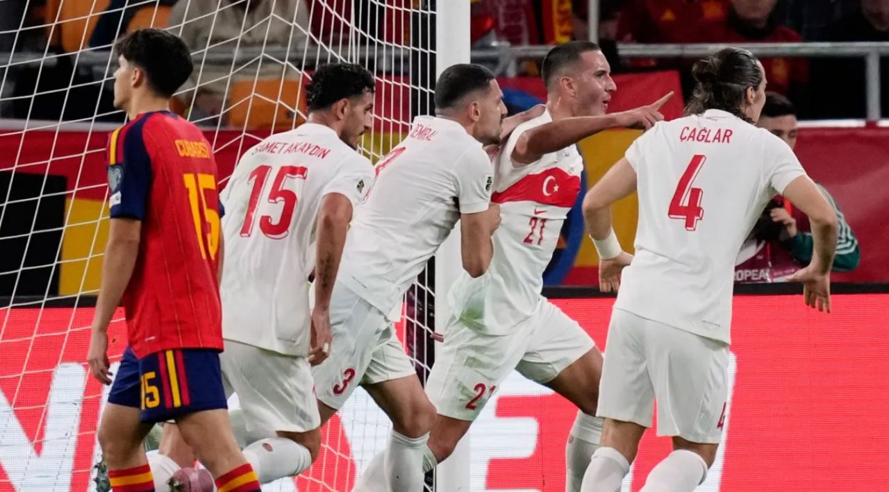 Türkiye Bobol Spanyol Dua Kali dan Pastikan Tiket Playoff Piala Dunia