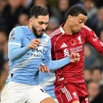 Hugo Ekitike berebut bola dengan Rayan Cherki