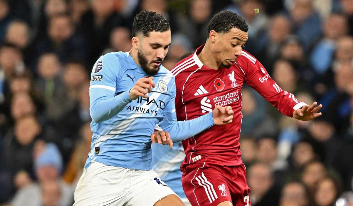 Hugo Ekitike berebut bola dengan Rayan Cherki