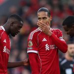 Ibrahima Konate bersama Virgil van Dijk dan Alexander Isak