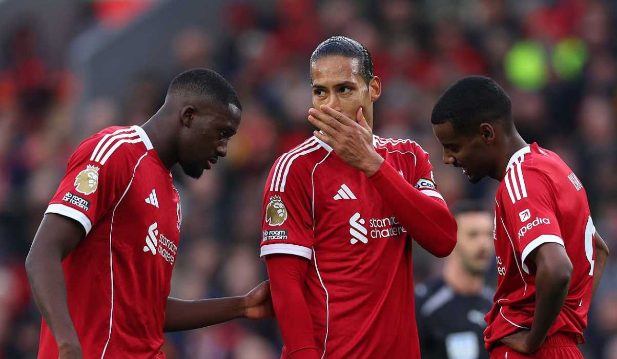 Ibrahima Konate bersama Virgil van Dijk dan Alexander Isak