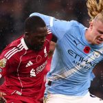 Ibrahima Konate mencoba menghentikan Erling Haaland