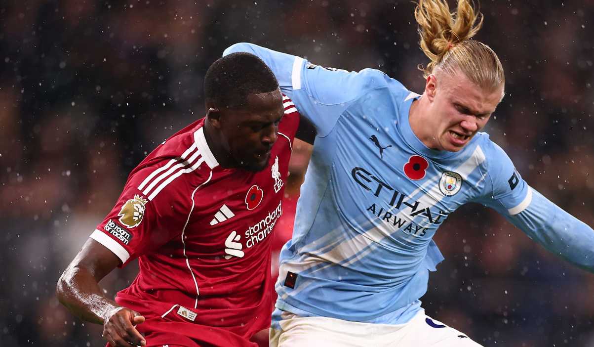 Ibrahima Konate mencoba menghentikan Erling Haaland