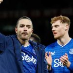 Jack Grealish dan para pemain Everton merayakan kemenangan atas Manchester United