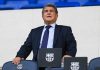 Joan Laporta berdiri di tribun stadion Sportify Camp Nou