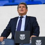 Joan Laporta berdiri di tribun stadion Sportify Camp Nou