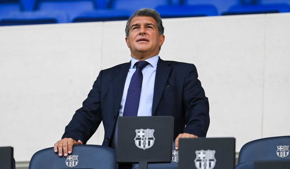 Joan Laporta berdiri di tribun stadion Sportify Camp Nou Joan Laporta berdiri di tribun stadion Sportify Camp Nou
