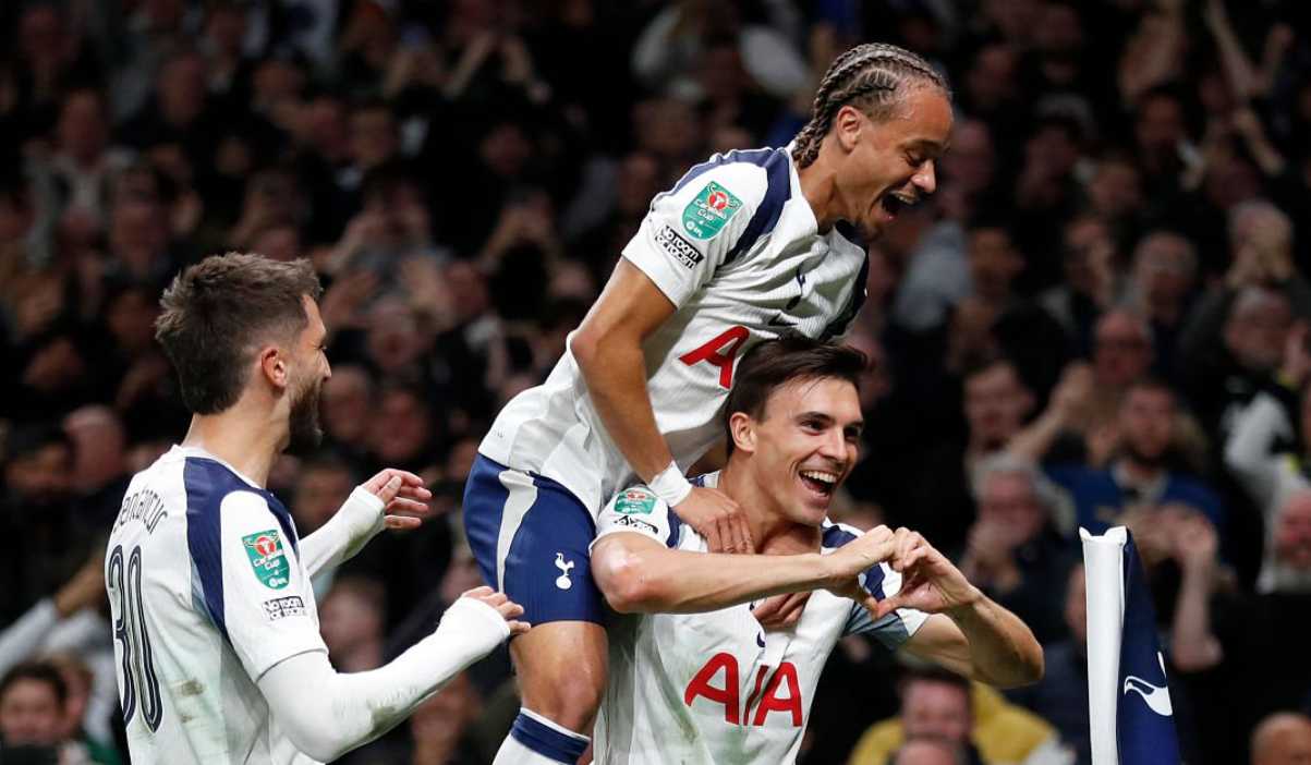 Joao Palhinha merayakan gol bersama Xavi Simons dan Rodrigo Bentancur