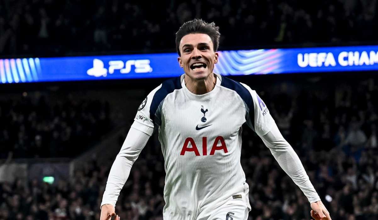 Joao Palhinha merayakan golnya untuk Tottenham Joao Palhinha merayakan golnya untuk Tottenham