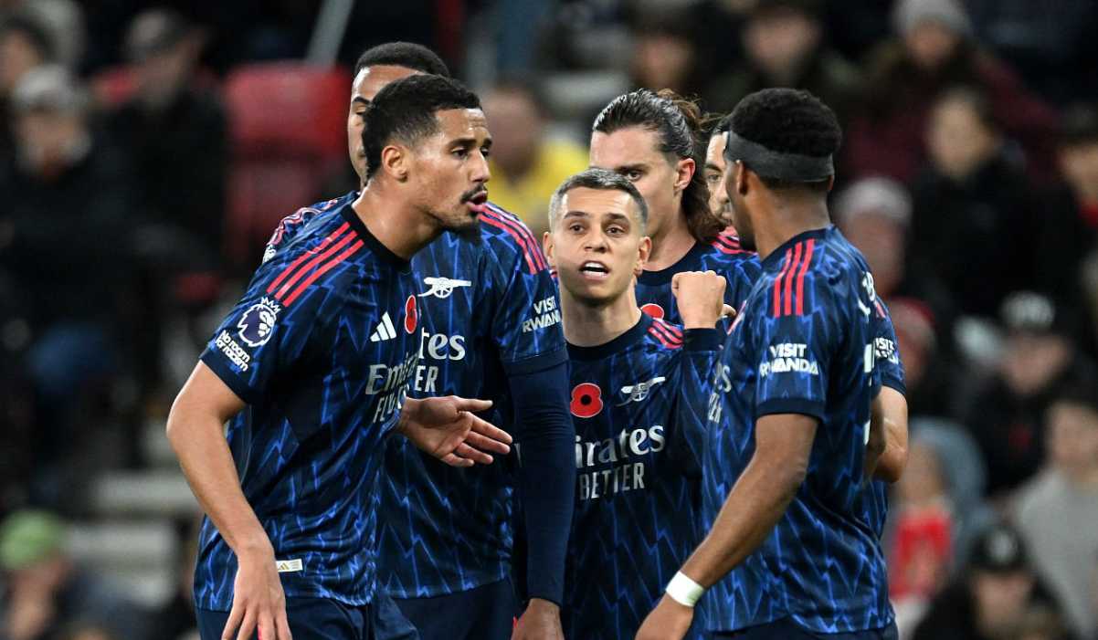 Jurrien Timber bersama rekan-rekannya di Arsenal di laga kontra Sunderland Jurrien Timber bersama rekan-rekannya di Arsenal di laga kontra Sunderland