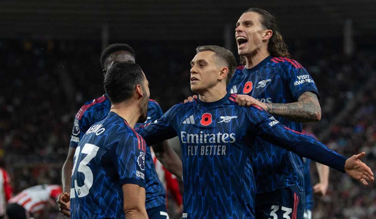 Leandro Trossard merayakan gol bersama rekan-rekannya di Arsenal