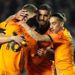 Lorenzo Pellegrini merayakan golnya bersama rekan-rekannya di laga Rangers vs AS Roma