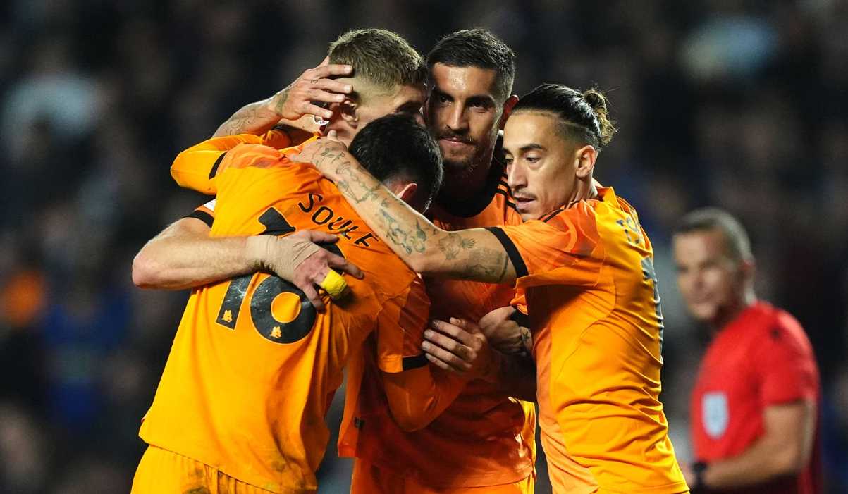 Lorenzo Pellegrini merayakan golnya bersama rekan-rekannya di laga Rangers vs AS Roma Lorenzo Pellegrini merayakan golnya bersama rekan-rekannya di laga Rangers vs AS Roma