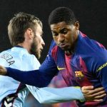 Marcus Rashford berusaha melewati Oscar Mingueza