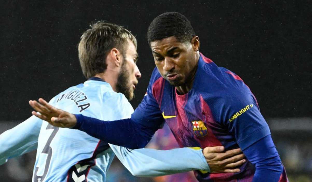 Marcus Rashford berusaha melewati Oscar Mingueza