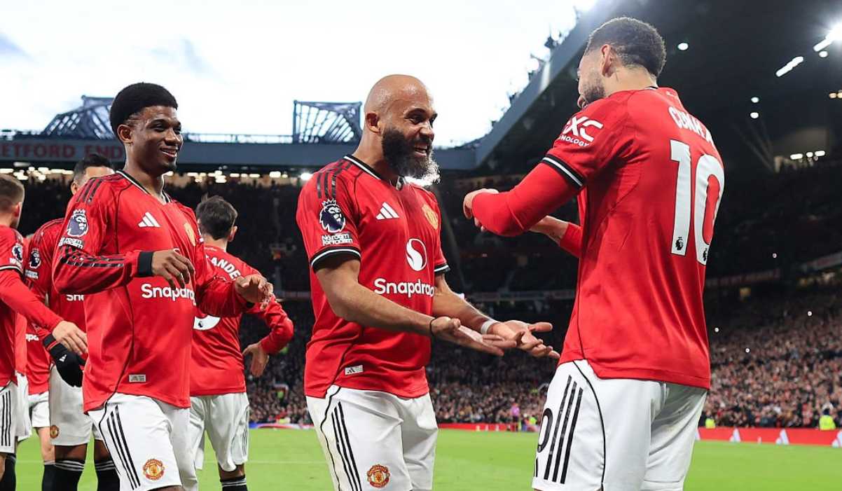 Matheus Cunha merayakan gol bersama Bryan Mbeumo