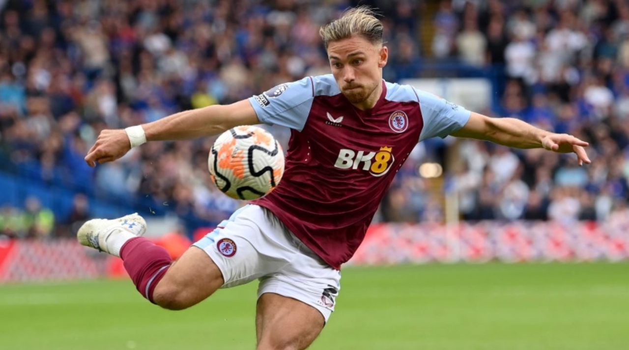 Matty Cash peain Aston Villa
