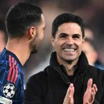 Mikel Arteta bertepuk tangan ke fans usai laga Slavia Praha vs Arsenal